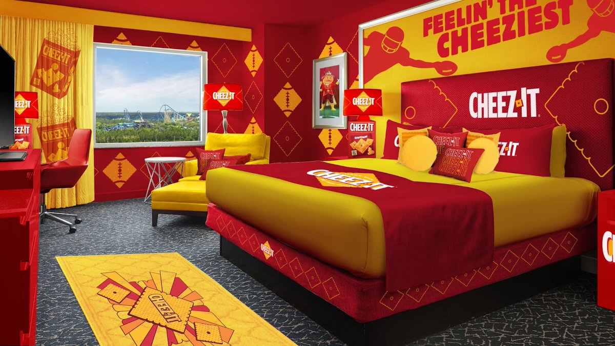 JoeJHoyt's tweet image. Omg. Four players involved in the two Cheez-It bowl games will be staying in the "Feelin' the Cheeziest" hotel rooms, per a Cheez-It NIL announcement.