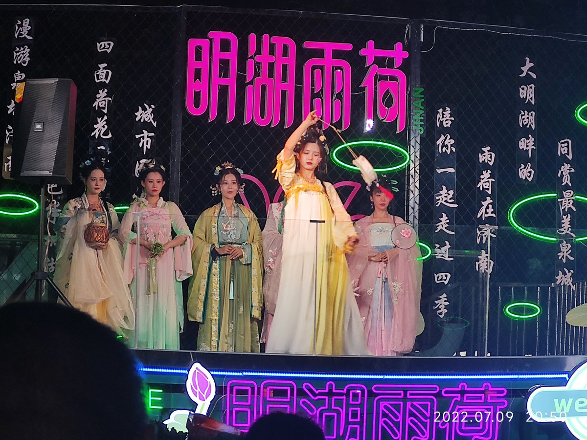 K9lover520's tweet photo. 疫情三年，很少去汉服节晃了，以前老去古镇住段时间，驻足在古宅前，仿佛穿越般去复原另一个时空的生活。
而这反复的疫情让人去哪里都得掂量掂量，这疫情什么时候结束啊 https://t.co/hqmw1NCRcI