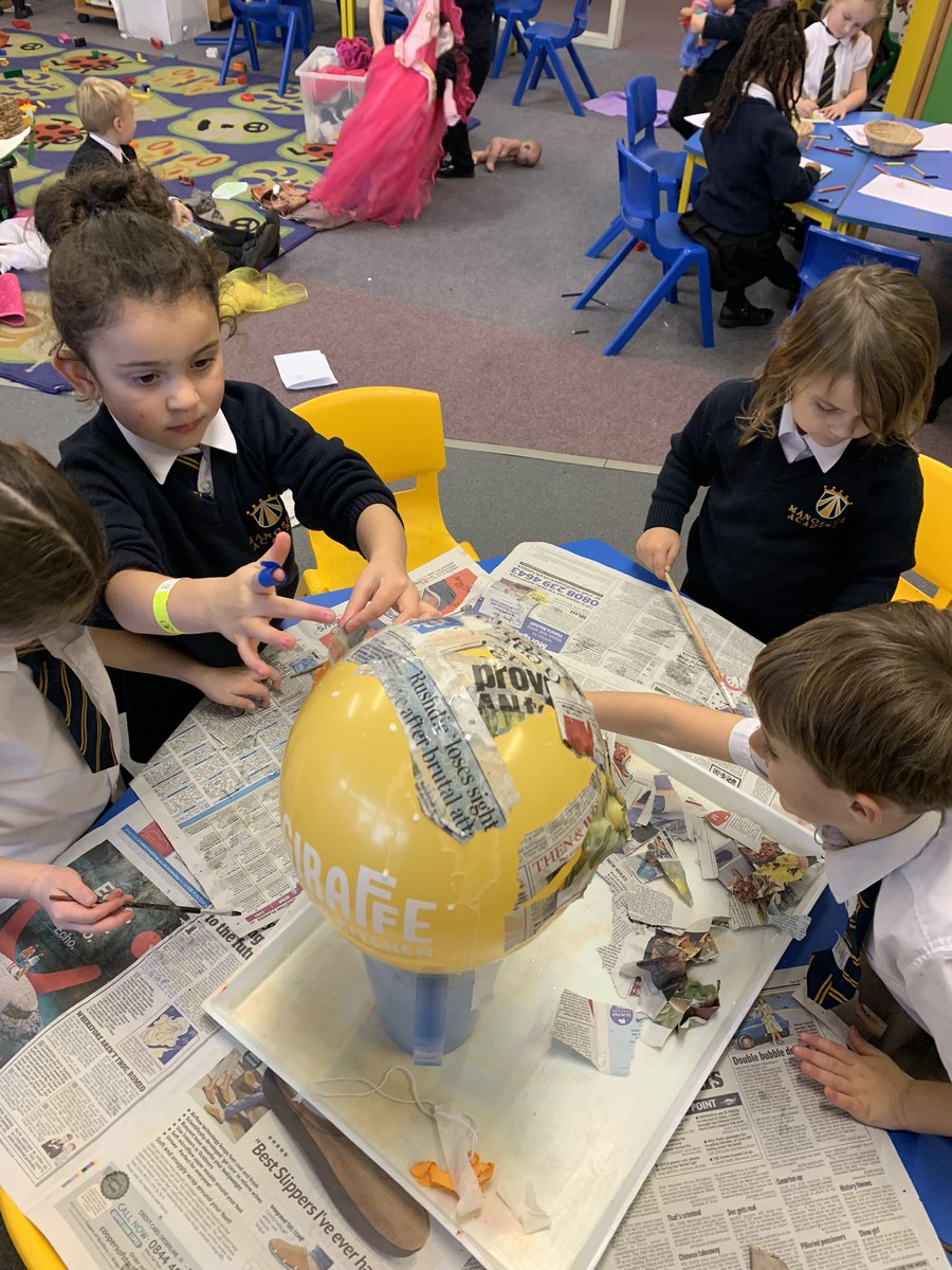 MissHenryMA's tweet photo. We have had an exciting week in Reception learning all about space!! We have been busy working as a team to make planets and exploring planets in our real life space tray! @ManorsidePoole https://t.co/VYFvYduC0M
