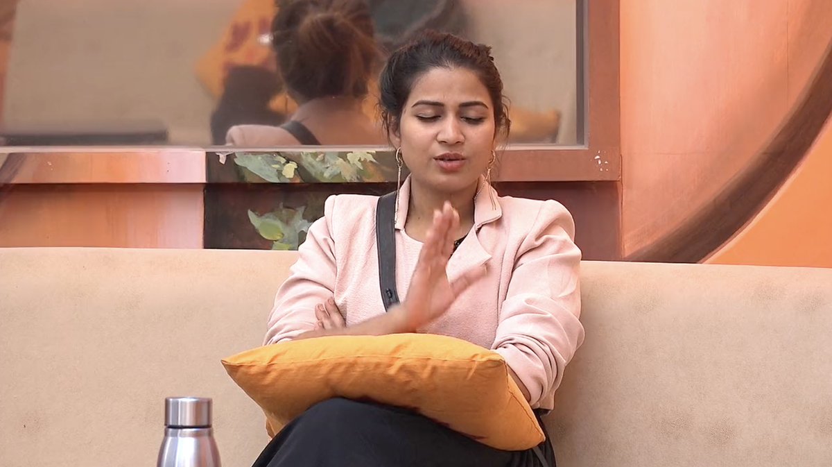BBTeluguViews's tweet photo. Senseless!!!
Even after knowing about such anger situations and #Keerthi’s personality type, #Inaya trying to talk with her or explain her is such a senseless act.
#YesterdayEpisode
#BiggBossTelugu6 https://t.co/CZCZiwWIKc