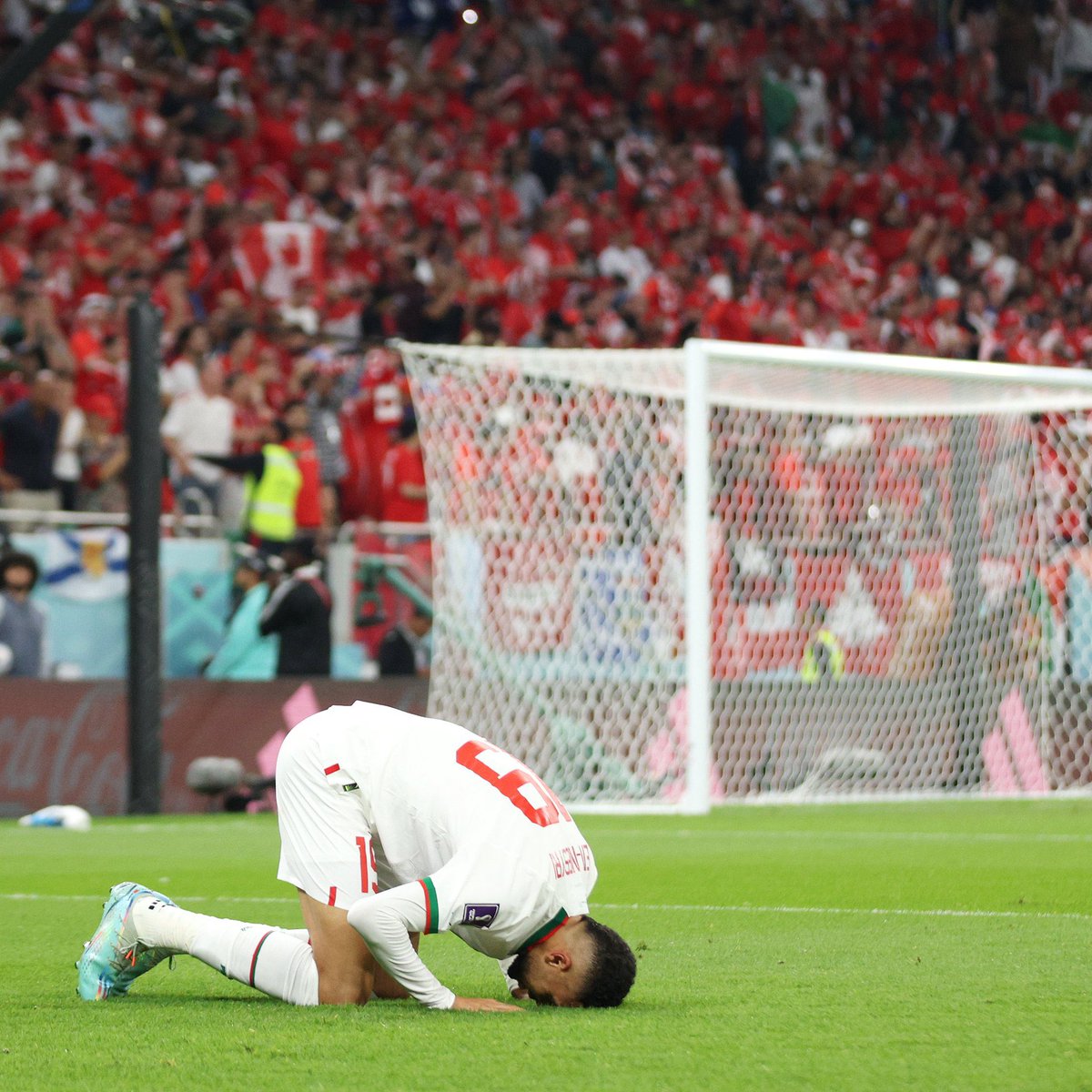 AhlamAlShamsi's tweet photo. الف الف الف مبرووك لـ اسود الاطلس #منتخب_المغرب هذا التأهل التاريخي الكبير المستحق ، المدرج المغربي شرارة حماس هذا المنتخب ، تشجيع وشغف وجنون لا مثيل له 🇲🇦🇲🇦 🇸🇦🇲🇦🇸🇦
 #المغرب_كندا
#المغرب 
#Mar https://t.co/lVy0MdkWNW