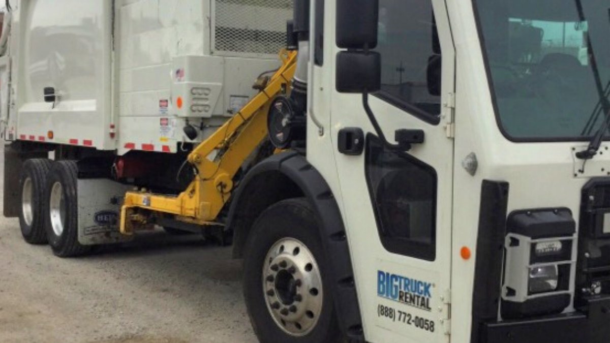 Route_Ready's tweet photo. Side loader garbage trucks are a familiar sight in both urban and suburban communities. They’re the go-to choice for residential trash collection routes for many reasons. Click here to find out why: https://t.co/R7K68HtLn9 #routeready #sideloader #trashtruck https://t.co/LzHk8GwAhD