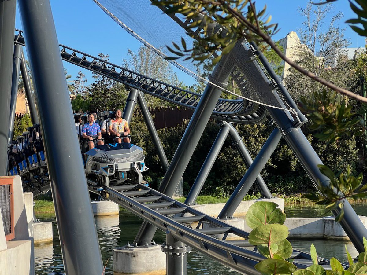 ucfjav's tweet photo. Some behind the scenes action from todays shoot 📸 @UniversalORL @heynostalgiaguy #Velocicoaster #IslandsofAdventure #RollerCoaster #MoreTeeth https://t.co/uDZjfpxKck