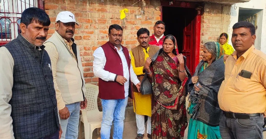 amityadavmla's tweet photo. मेर विधानसभा क्षेत्र में बढ़ती ठंड को देखते हुए गरीबों एवं वंचित वर्ग की सहायता हेतु प्रयास जारी हैं। इसी क्रम में आज इचाक प्रखंड के ग्राम बरका में गरीब असहाय जरूरतमंदों के बीच कंबल वितरण किया।
#BarkathaVidhansabha #ColdSeasons https://t.co/lcHwgBXMii