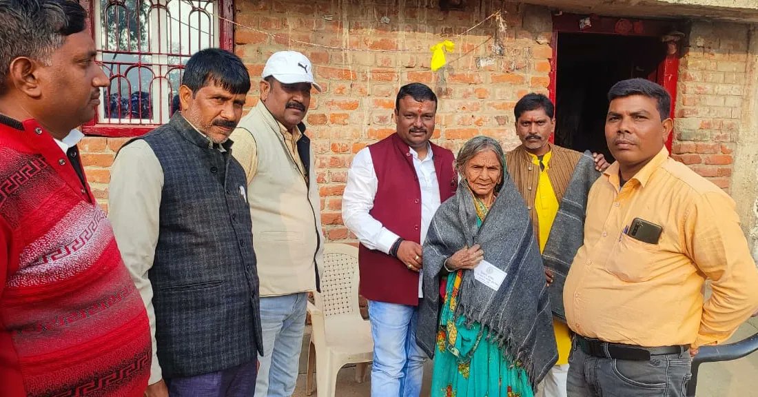amityadavmla's tweet photo. मेर विधानसभा क्षेत्र में बढ़ती ठंड को देखते हुए गरीबों एवं वंचित वर्ग की सहायता हेतु प्रयास जारी हैं। इसी क्रम में आज इचाक प्रखंड के ग्राम बरका में गरीब असहाय जरूरतमंदों के बीच कंबल वितरण किया।
#BarkathaVidhansabha #ColdSeasons https://t.co/lcHwgBXMii
