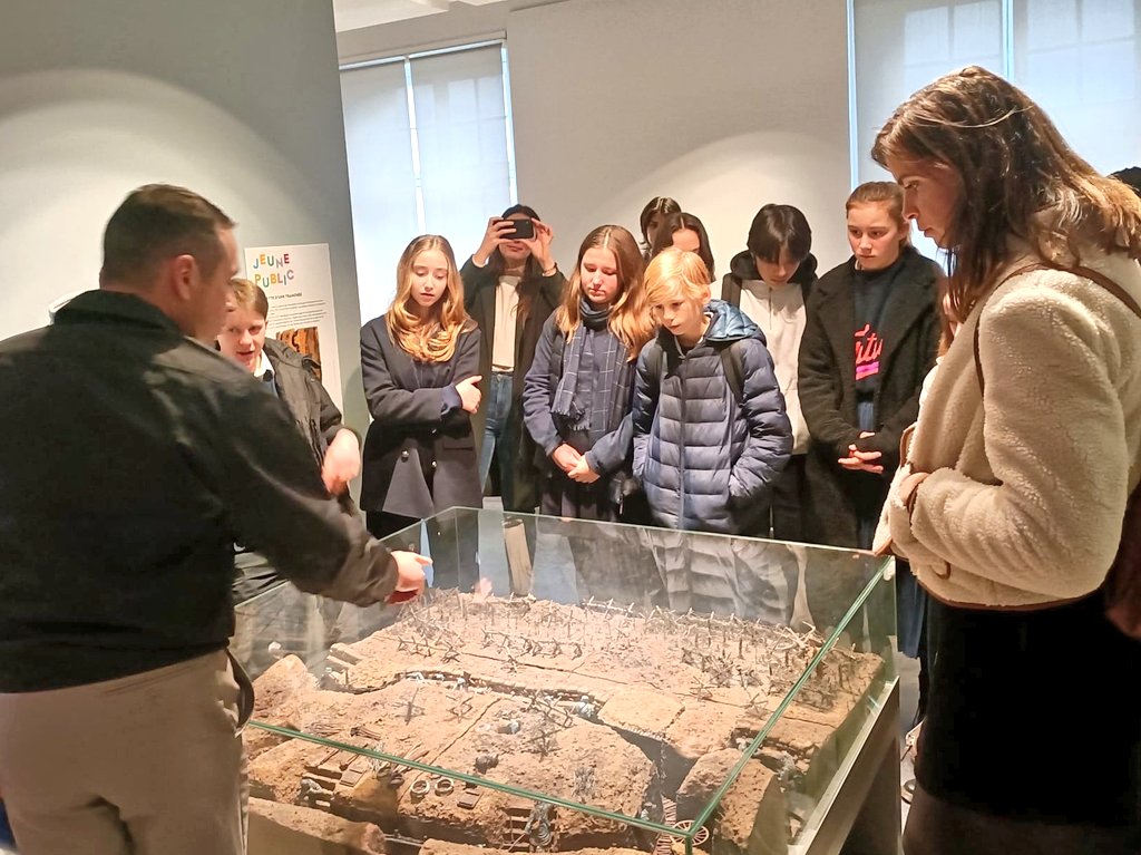emia_tn's tweet photo. Très beau moment de partage et d'échange entre le #COMTN et sa #ClasseDéfense au @MuseeArmee des Invalides. Expliquer, transmettre l'Histoire et diffuser l'#EspritDéfense auprès de la jeunesse est essentiel pour développer le sens du collectif et la cohésion nationale. https://t.co/mvDdPuJrC6