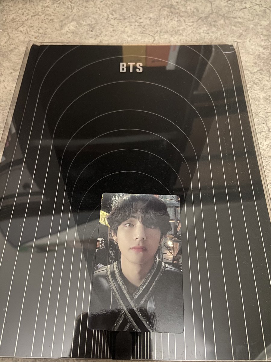 ⚠️Salut je vend mon photobook map of the soul route version avec pc taehyung sur vinted (je vend la pc séparée si vous voulez) 
Venez DM si intéressé 
RT apprécié ⚠️
