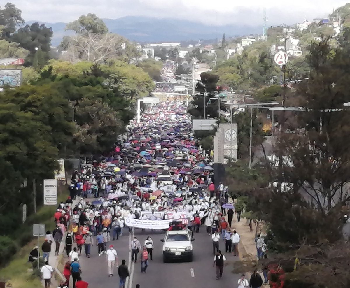 nvinoticiasoax's tweet photo. Miles de profesores de la Sección 22 del SNTE, encabezados por su nueva dirigencia, marchan hacia el Zócalo de la ciudad, para fijar posicionamiento ante el nuevo gobierno estatal. https://t.co/K1P5ruqF0v