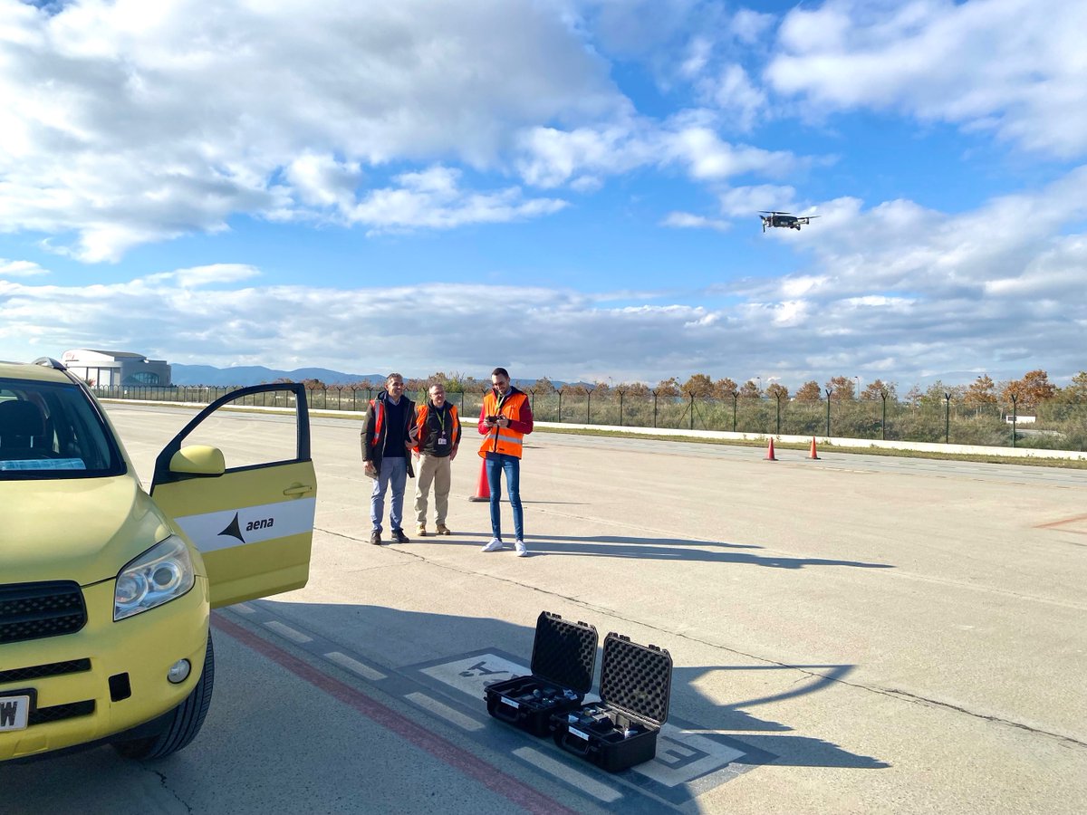 aena's tweet photo. El Aeropuerto JT #Barcelona-#ElPrat ha acogido hoy la primera prueba de #drones operados por Aena en espacio aéreo controlado para revisión de torres mega.
💡 La idea parte del equipo de mantenimiento del Aeropuerto, premiada como "mejor idea innovadora" en los #PremiosInnova. https://t.co/D03XTQVSJG