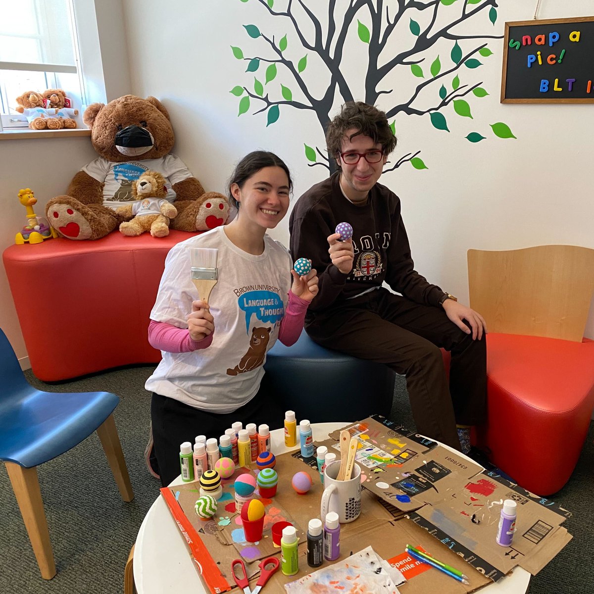 bltlab's tweet photo. We had so much fun painting stimuli for an upcoming study! Thank you to our lovely research assistants for showing us the artistic side of research. 😊😃 #bltlab #BrownU #Researchers https://t.co/OzRkjdIc6K