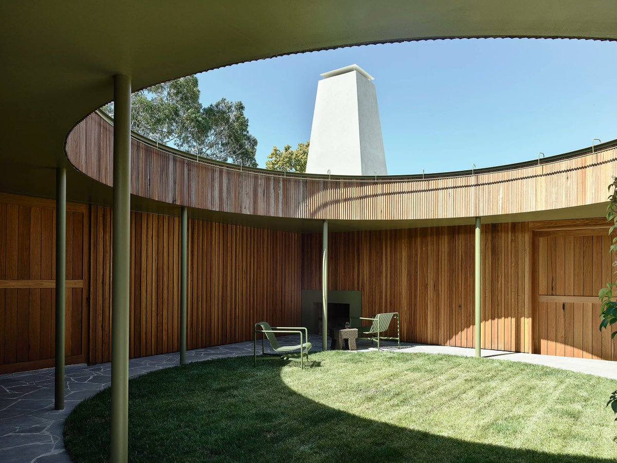 Melbourne-based architecture studio <a href="/kennedy_nolan/">Noles</a> set out to emphasize the awning of the old "milk bar" house in this design, taking people directly into a grassy green and brown oasis in the middle of the property. ⁠See the project: buff.ly/3Vq8DV1