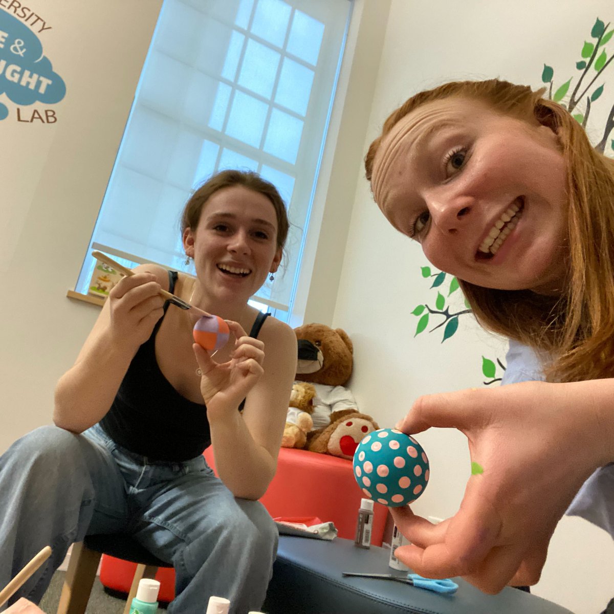 bltlab's tweet photo. We had so much fun painting stimuli for an upcoming study! Thank you to our lovely research assistants for showing us the artistic side of research. 😊😃 #bltlab #BrownU #Researchers https://t.co/OzRkjdIc6K