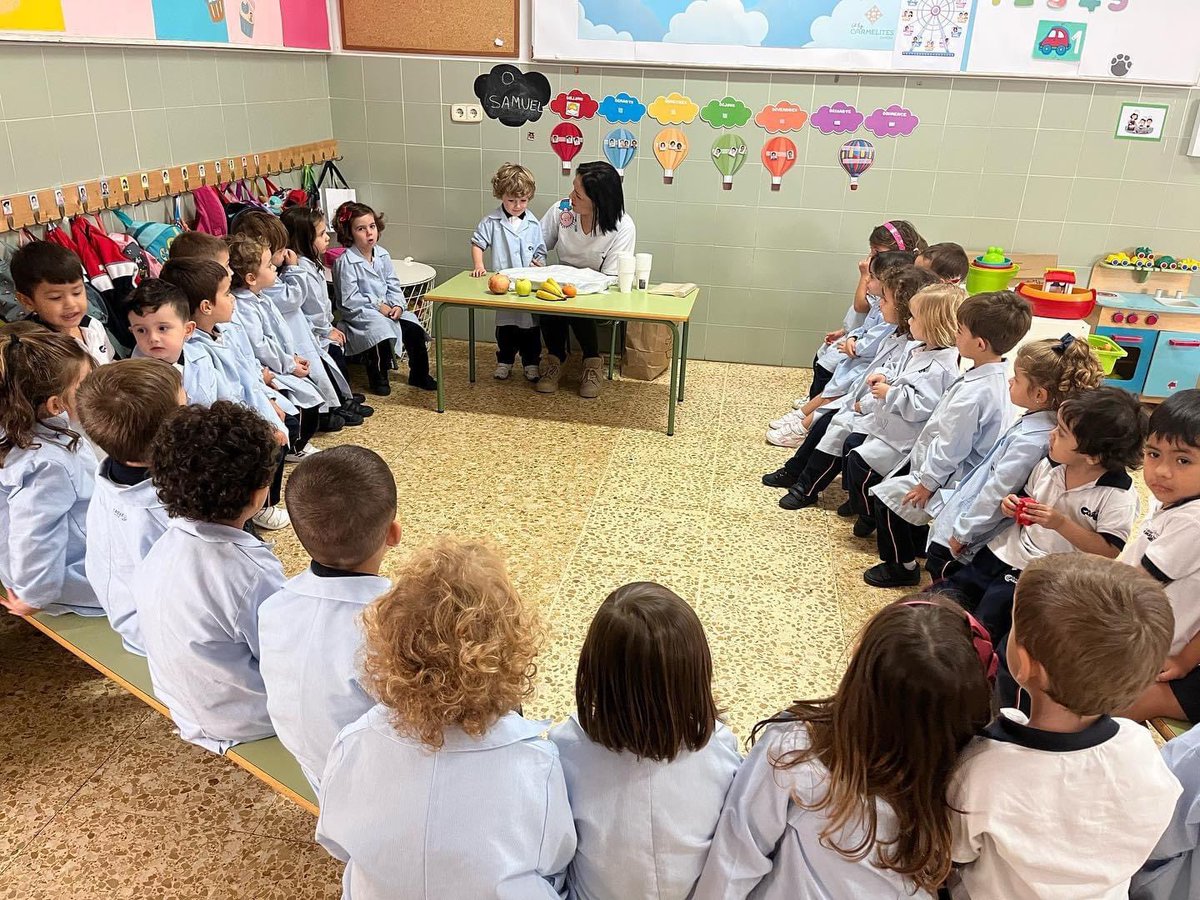 Els alumnes de 3 i 5 anys han participat en el taller de la macedònia organitzat per la infermera del centre. Han pogut  seguir coneguent la varietat de fruites de la tardor i les seues propietats. m.facebook.com/story.php?stor…
#carmelitesgandia #eduquemlamentielcor #somvedruna