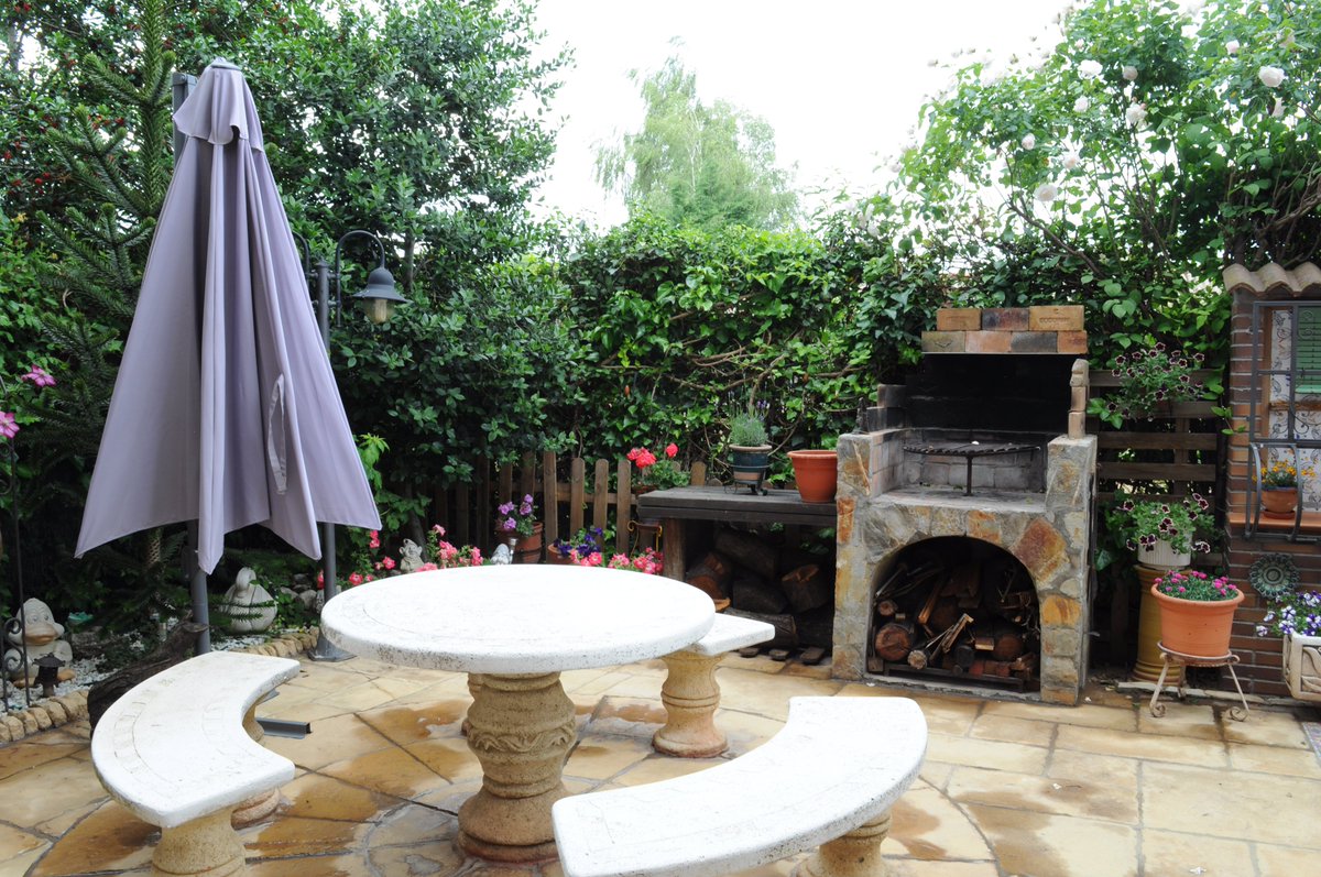 InmoCoaching's tweet image. Se vende chalet adosado en Villarrodrigo. 5 dormitorios, 4 baños y 1 aseo, cocina, despensa y gran salón. 300 metros y 50 metros de jardí­n. Garaje grande. Zonas comunes con jardines, piscina y cancha de tenis.
Si te interesa, contacta con nosotros ---&amp;gt; inmocoachingleon.com/htmlphp/propin…