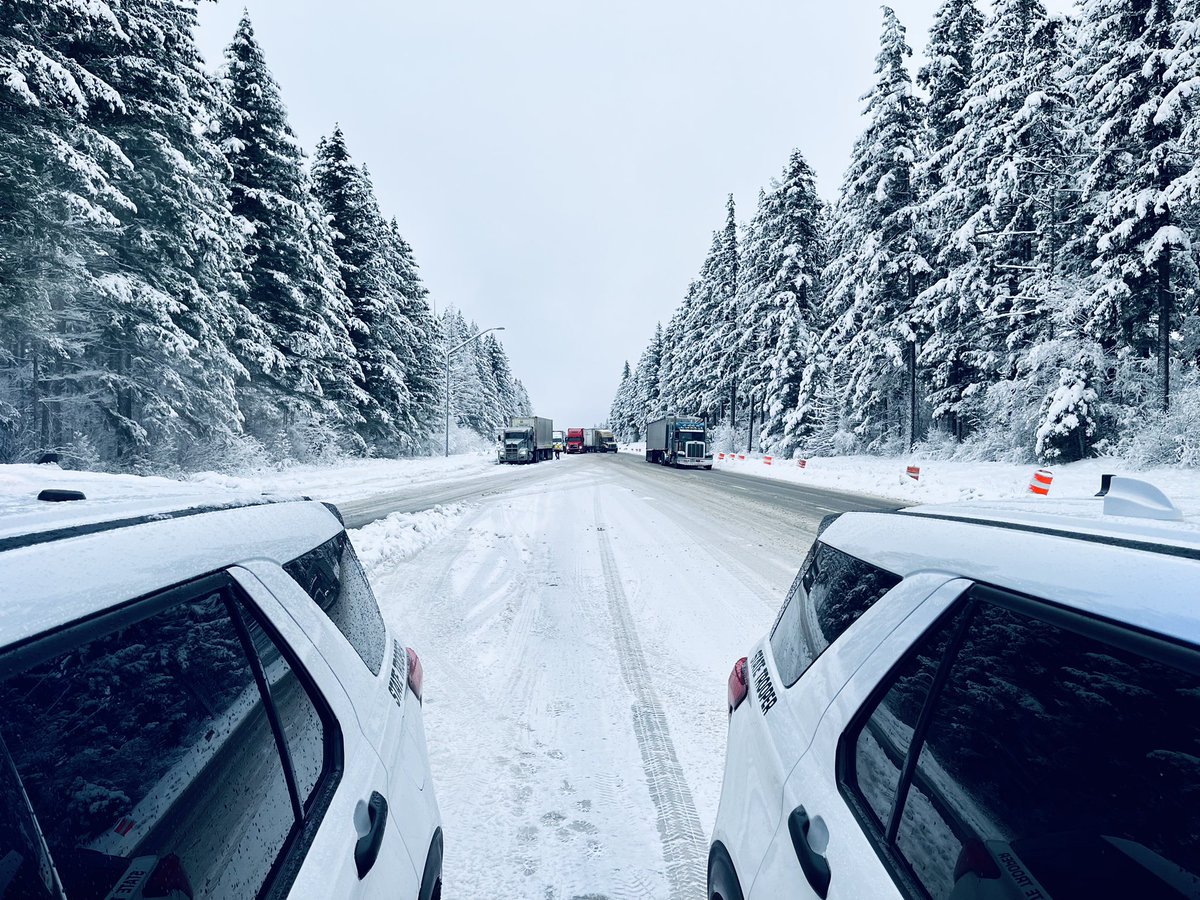 wspd2pio's tweet photo. This is what @wastatepatrol troopers do to support @wsdot in insuring restrictions are followed. #ChainEnforcement EB I-90 at MP 34 in #NorthBend. #HelpKeepThePassOpen ! https://t.co/ILyu6iHCcV