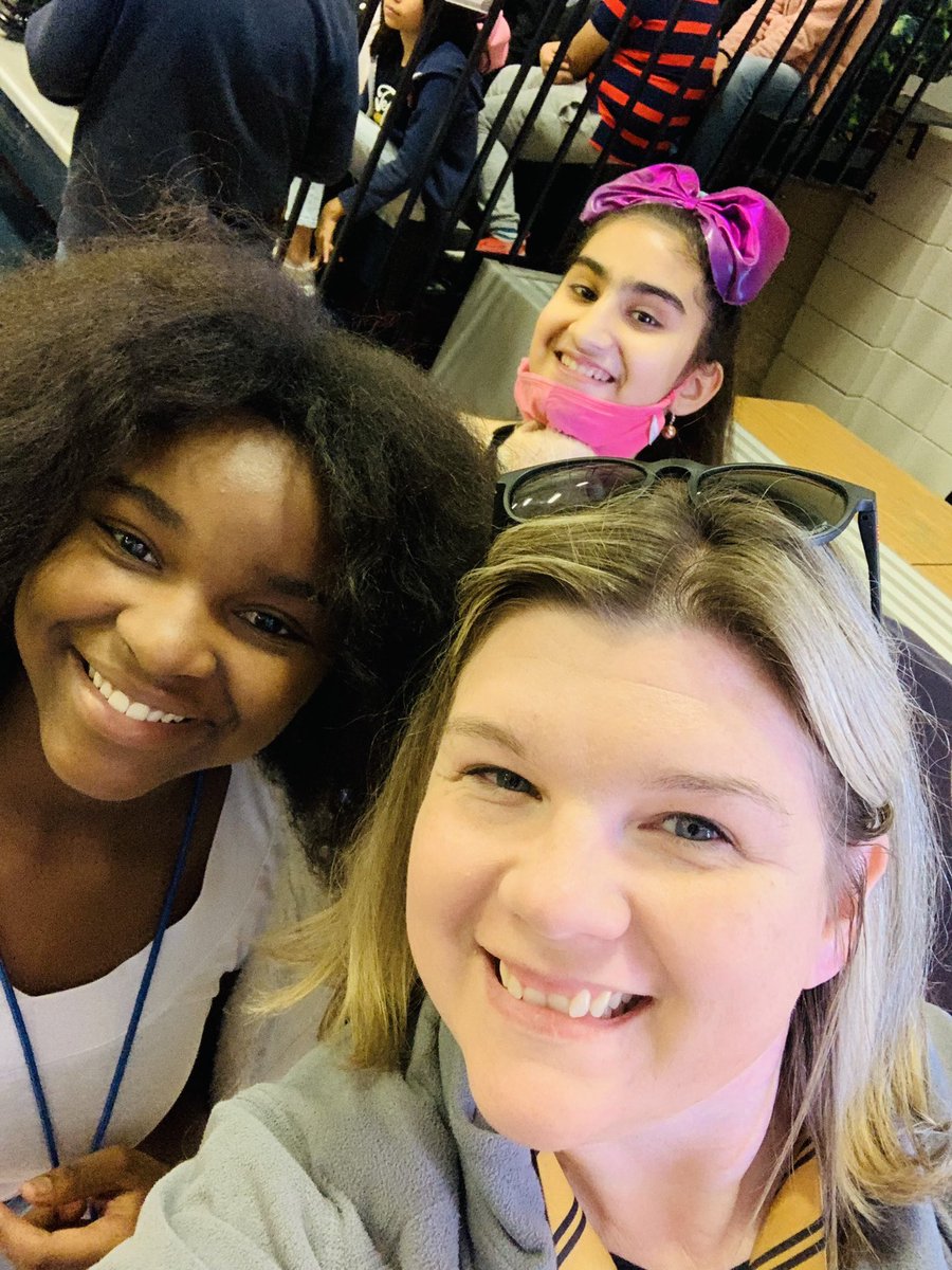 SMRob_Counselor's tweet photo. An elementary counselor’s dream is going to visit middle school with your current 5th graders and seeing how happy all of your former students are! Love all the shout outs, hugs and waves! Great job @HumbleISD_SMS and @CounselorsSMS 💜💙🧡 https://t.co/sT224F2Exg
