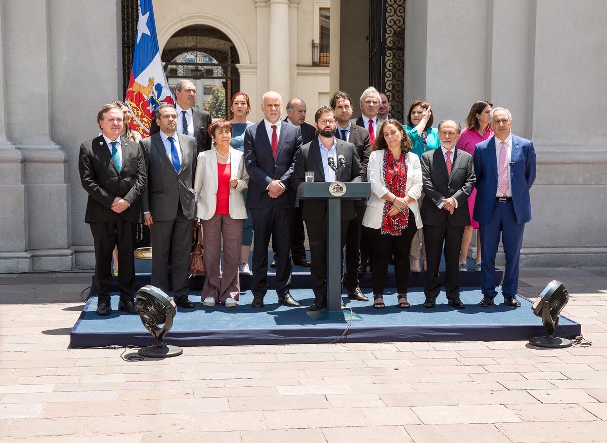 Senado_Chile's tweet photo. [ESTA MAÑANA]📍El Presidente del Senado, @alvaroelizalde, asistió a La Moneda junto a los senadores @chahuan, @ivanmoreirab, @senadorquintana e @Insulza a seguir la sentencia de la Corte de la Haya por el Caso Río Silala, con el Presidente @gabrielboric. 
▶️ https://t.co/At8HdmLG6X