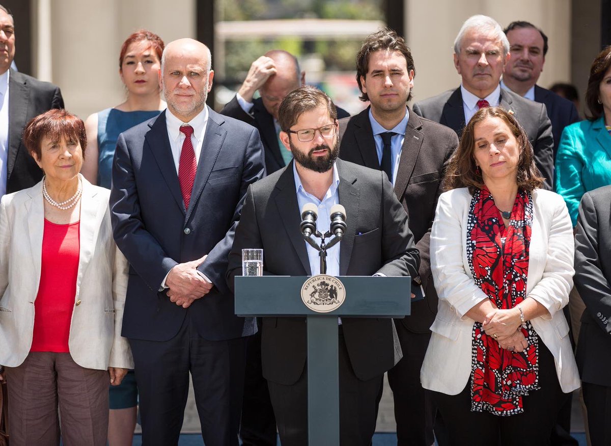 Senado_Chile's tweet photo. [ESTA MAÑANA]📍El Presidente del Senado, @alvaroelizalde, asistió a La Moneda junto a los senadores @chahuan, @ivanmoreirab, @senadorquintana e @Insulza a seguir la sentencia de la Corte de la Haya por el Caso Río Silala, con el Presidente @gabrielboric. 
▶️ https://t.co/At8HdmLG6X