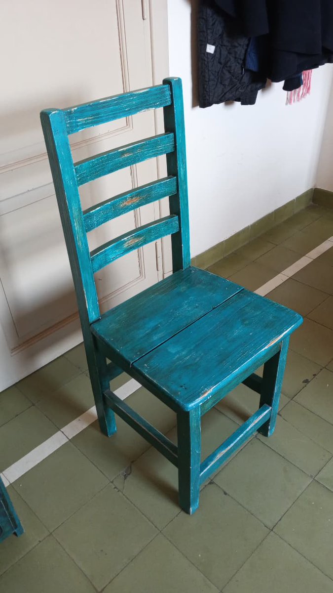 Hola gente de <a href="/VivireNuevaCba/">VivirenNuevaCórdoba®</a>! Estoy vendiendo mis muebles por mudanza

-Escritorio de pino 
Medidas: 120cm de ancho x 81cm de alto
-Biblioteca 
Medidas: 100cm de ancho x 122cm de alto
-Cajonera vintage 
Medidas: 102cm de ancho x 90cm de alto

Un RT sería de mucha ayuda 🙏🏻