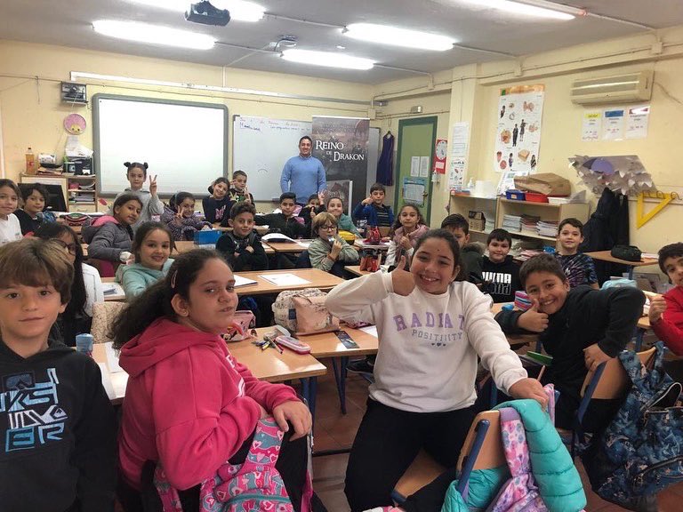 ReinodeDrakon's tweet photo. Hoy hemos disfrutado de la lectura con los niños del colegio CEIP Santa Teresa de Algeciras. En concreto con tres cursos de 4 de primaria que han disfrutado de las aventuras de Clara y Andrés en el Reino de Drakon. 
Muchas gracias al colegio por darme la oportunidad. https://t.co/uheEfueGco