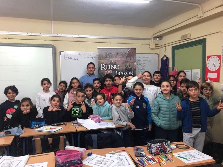 ReinodeDrakon's tweet photo. Hoy hemos disfrutado de la lectura con los niños del colegio CEIP Santa Teresa de Algeciras. En concreto con tres cursos de 4 de primaria que han disfrutado de las aventuras de Clara y Andrés en el Reino de Drakon. 
Muchas gracias al colegio por darme la oportunidad. https://t.co/uheEfueGco
