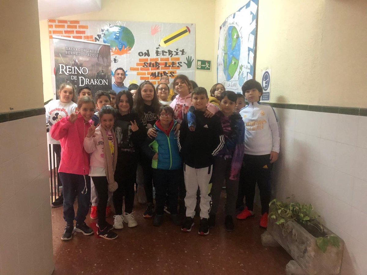 ReinodeDrakon's tweet photo. Hoy hemos disfrutado de la lectura con los niños del colegio CEIP Santa Teresa de Algeciras. En concreto con tres cursos de 4 de primaria que han disfrutado de las aventuras de Clara y Andrés en el Reino de Drakon. 
Muchas gracias al colegio por darme la oportunidad. https://t.co/uheEfueGco