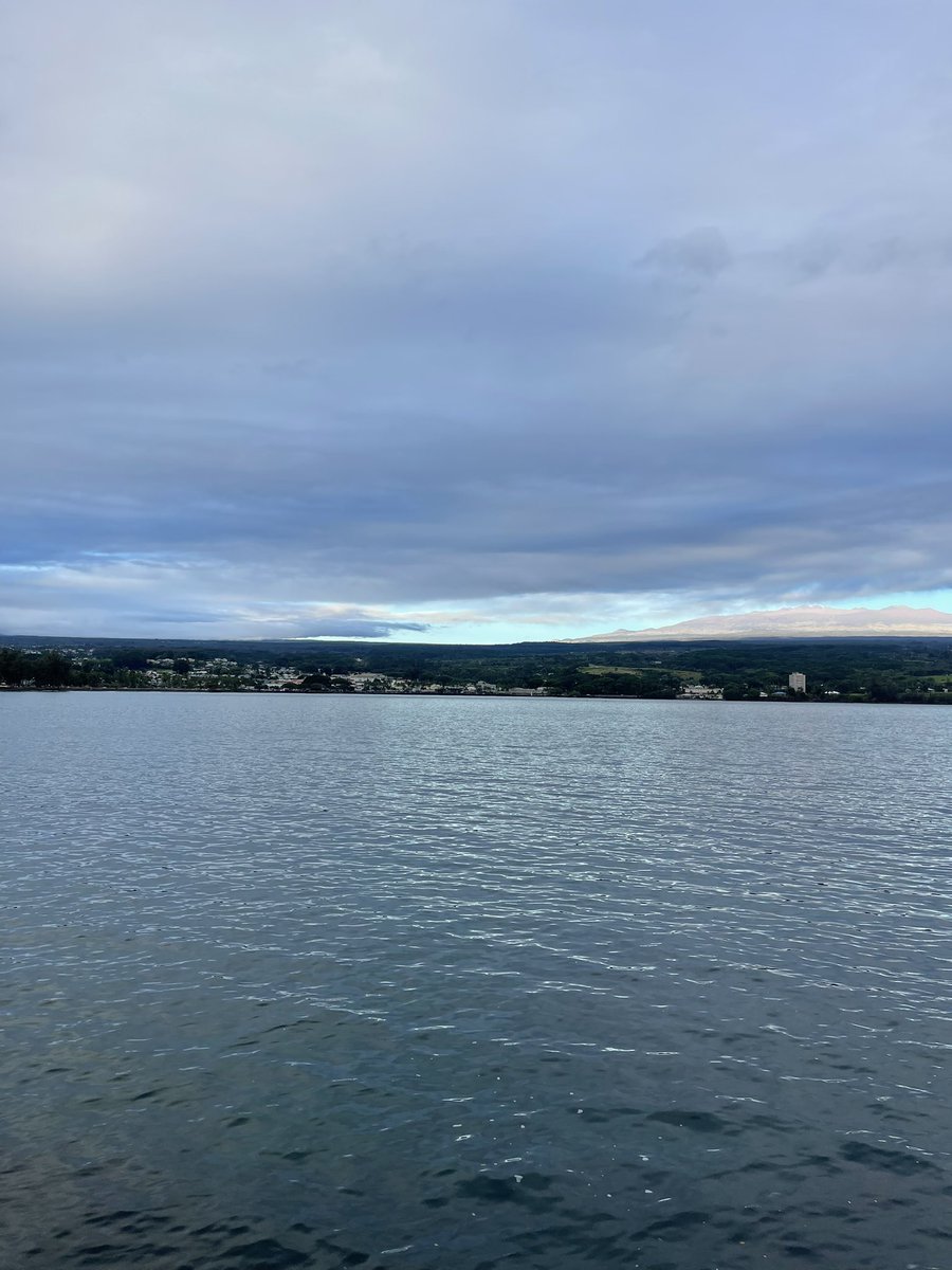 Aloha kakahiaka from majestic and gorgeous Hilo Bay!! Erupting Mauna Loa on one side, snow-capped Mauna Kea on the other. Live reports ahead on <a href="/HawaiiNewsNow/">Hawaii News Now</a> Sunrise! #MaunaLoaEruption