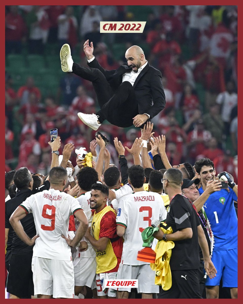 lequipe's tweet photo. Les joueurs marocains portent en triomphe Walid Ragragui après la qualification des Lions de l'Atlas. 

📸 Pierre Lahalle / L'Équipe

#MARCAN #CANMAR https://t.co/eyPTtmGzoC