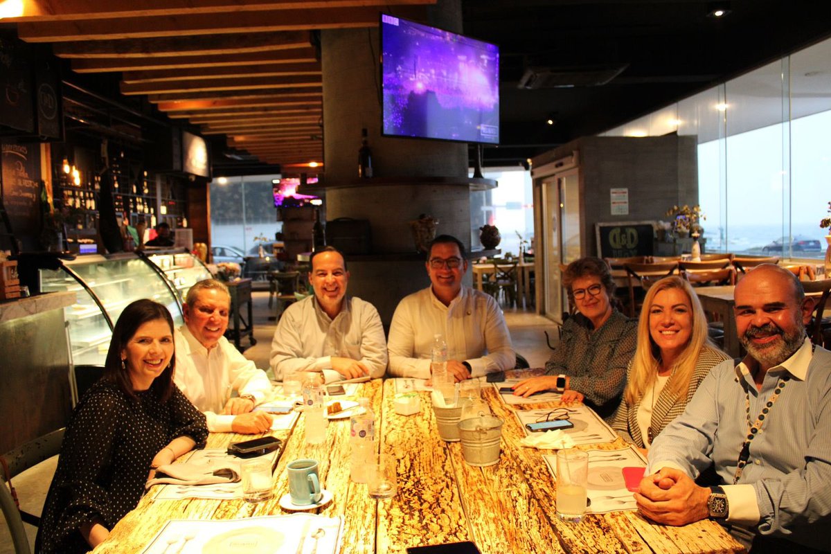 Un gusto volver platicar con Bernardo Martínez, encargado de la inversión de Constellation Brands en el Estado de Veracruz; estamos desarrollando proyectos que permitan fortalecer la cadena de suministro y la proveduría. 

📍Puerto de Veracruz. 
#VisiónDeFuturo