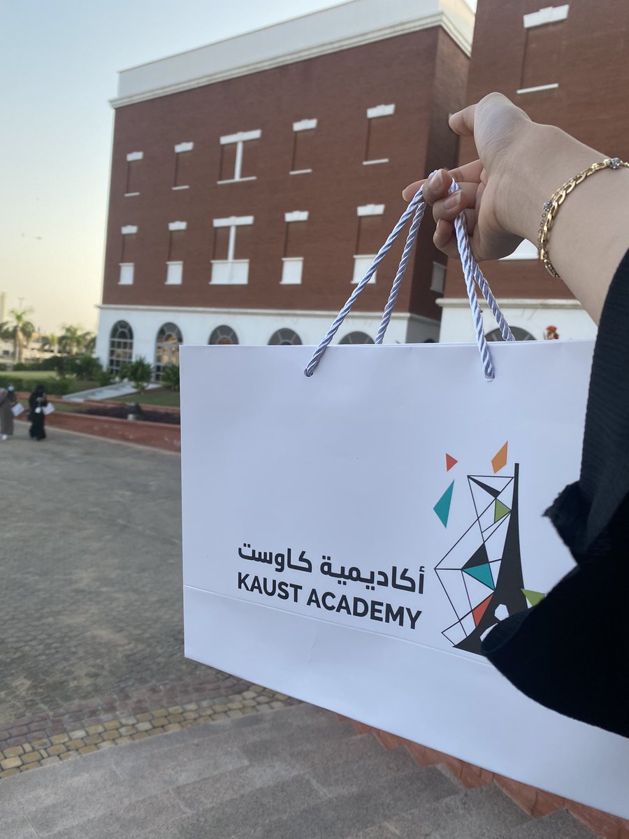 lk164_'s tweet photo. So glad for having this opportunity in  #KAUST_AI_week ✨✨ https://t.co/KaL8JOIwBD