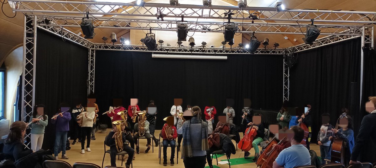 Après avoir travaillé en pupitre pour découvrir leur instrument, les élèves de l'OAE se sont retrouvés en ensemble pour la première fois aujourd'hui, au complet. Ils étaient fiers de commencer à jouer tous ensemble ! 🎵🎶
#OAE
#Valserhône