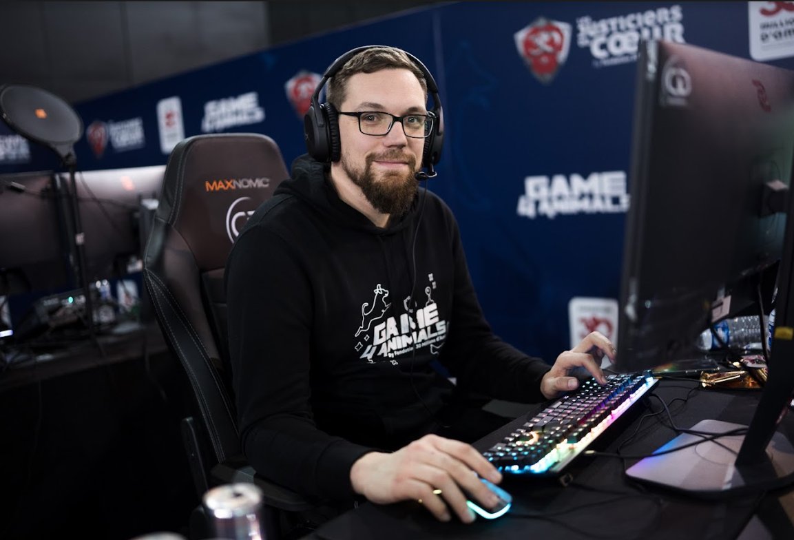 MasterPapou's tweet photo. J'ai eu la chance de participer au #game4animals de @30MA_JDC / @30millionsdamis
Moi qui essaye de mélanger le Gaming & les Animaux, c'était un goal absolue ! Depuis mon retour, j'ai déménagé, retour aujourd'hui en live, avec Otone sur le canapé en arrière plan ! https://t.co/5IXwqIKXSL