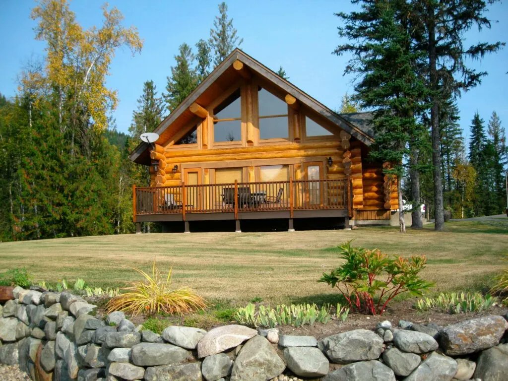 Buy a starter home at a fraction of the cost when you choose a home in Salmo. buff.ly/3uhhM6C #BritishColumbia #britishcolumbiahousing #canadahousing #realestate #housingmarket #silverbeamhomes #homebuilders