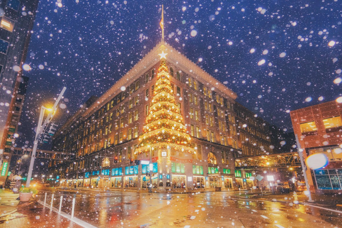 DaveDiCello's tweet photo. Pretty cool throwback today. Exactly two years ago this morning I captured the first image in my #Pittsburgh Snowglobe Series, one that includes the city, inclines, stadiums, and more. But this is the image that kicked it all off. Probably one of my all time favorite images. https://t.co/3C4CE8qRpC