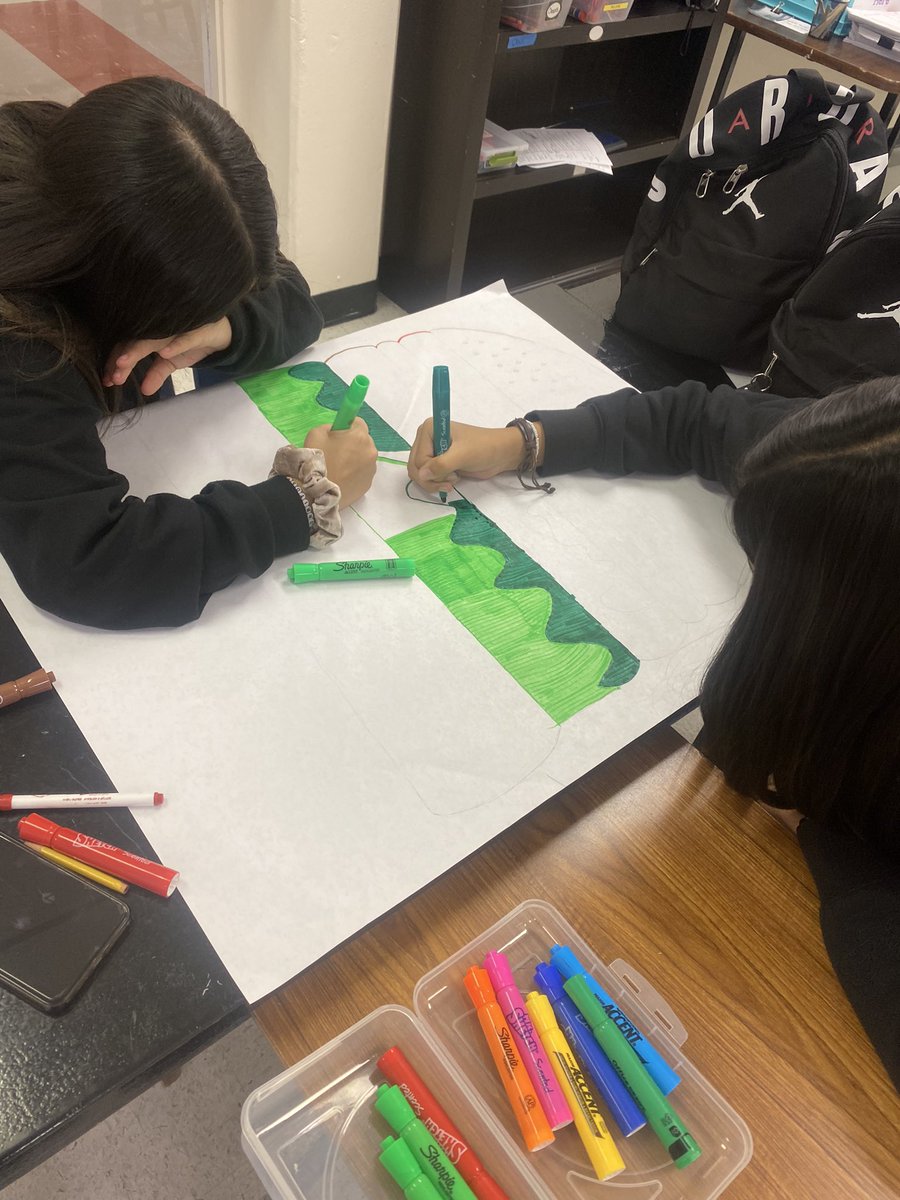 Creating a huge hamburger 🍔 to learn about controlling idea/thesis, and supporting details. #ESL #teamwork