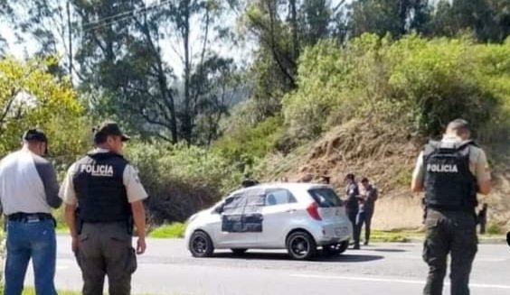 larojamanabi's tweet photo. 🔴 #URGENTE #ECUADOR || ASES3N3N AL DIRECTOR DE LA CÁRCEL  EL INCA

Al estilo sicariato,  con varios impactos de bala fue asesinado, Santiago Loza,  quien se desempeñaba  como Director de la Cárcel de El Inca de #Quito. 
La víctima se movilizaba en un auto cuando fue baleado. https://t.co/yPb3eqJLhy