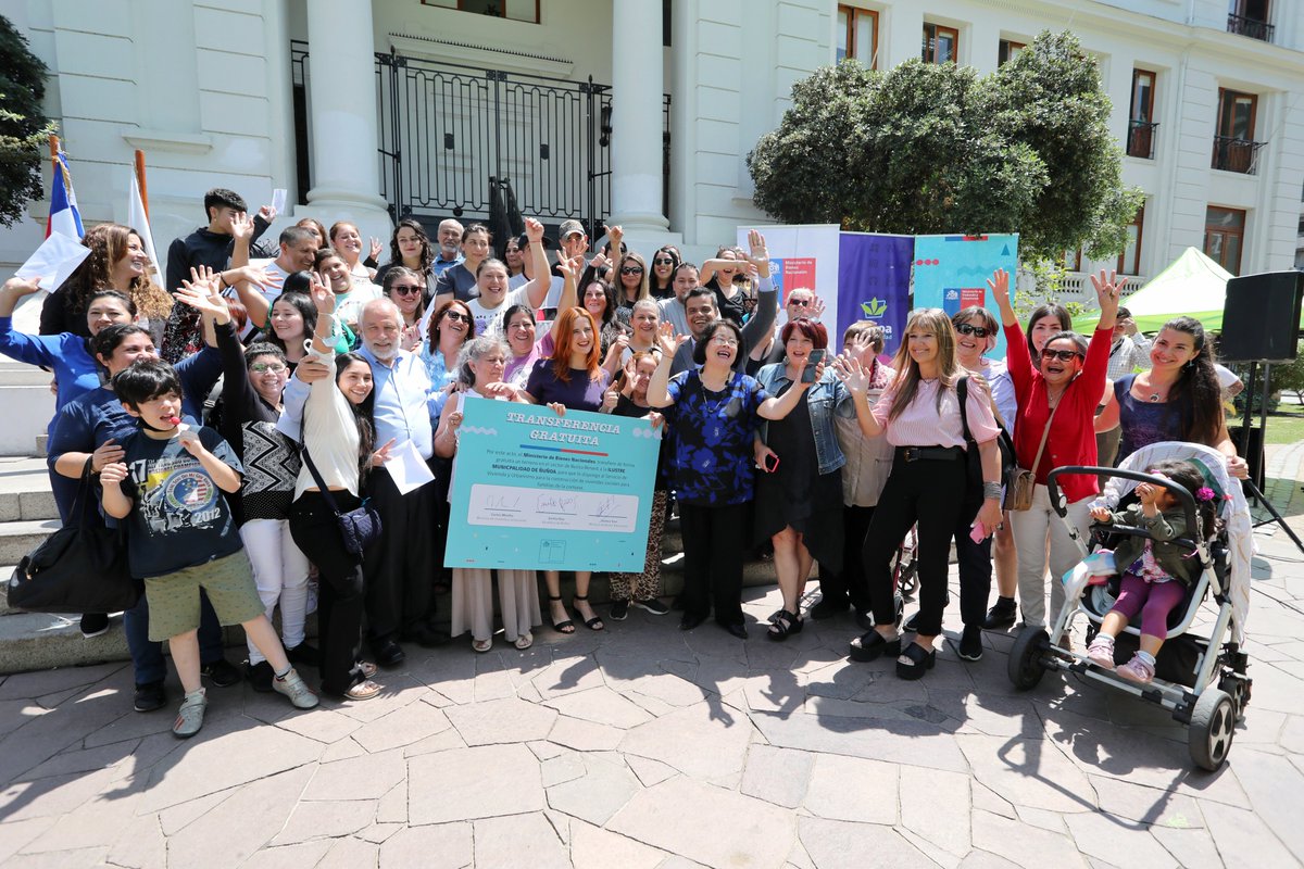 MinisterioBBNN's tweet photo. Más de 100 personas tendrán una solución habitacional | Transferimos gratuitamente un terreno fiscal de 2.324,15 m2 a la @MuniNunoa, que estuvo en tramitación por casi cinco años, y que será usado para la construcción de viviendas sociales. https://t.co/L2gBWpSBJY