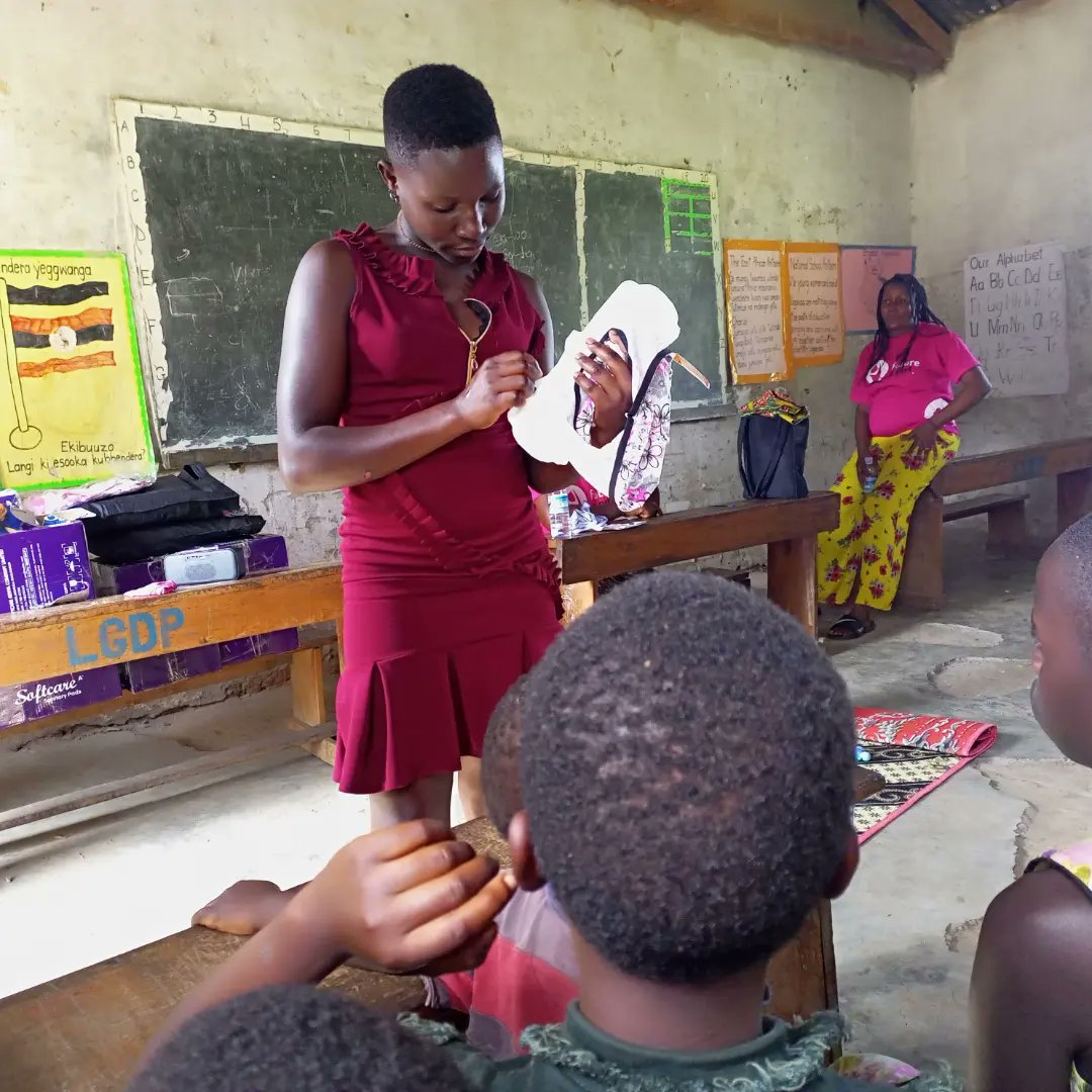 FutureaGirl1's tweet photo. After the education session, the girls had learnt this,
-how to dress a sanitary towel on an underwear,
-how to wear an underwear with a sanitary towel,
-how to clean their bodies during menstruation ( menstrual hygiene).
In other words much was taught by future agirl team. https://t.co/3lnZ5yQadr