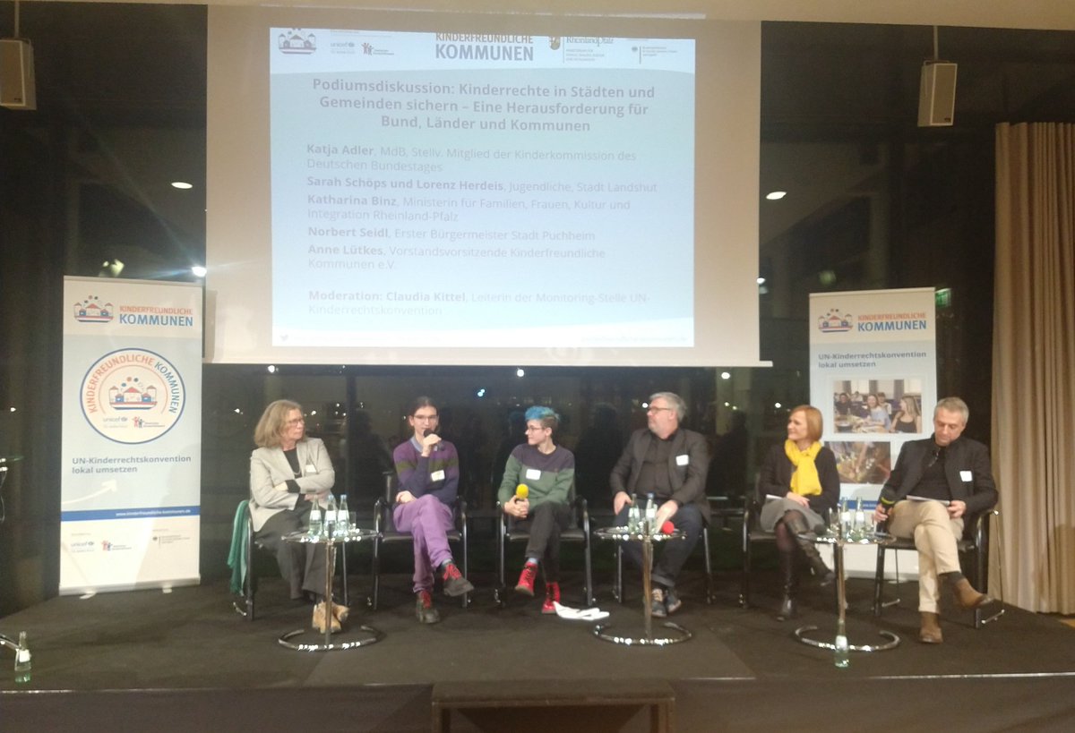 Bei unserer Podiumsdiskussion ging es unter Anderem um die Frage: Was brauchen Jugendliche für Verwaltung? Antwort: Jugendliche lernen am besten von Jugendlichen - es gibt so viele engagierte Jugendliche, für sie müssen Kommunen Räume und Plätze schaffen! <a href="/UNICEFgermany/">UNICEF Deutschland</a> <a href="/DKHW_de/">Deutsches Kinderhilfswerk</a>