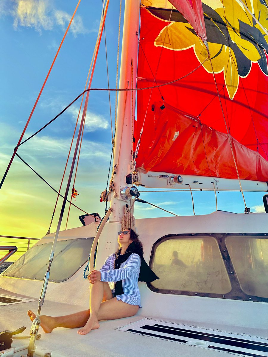 Chillaxin while two volcanoes erupting! Xos ⛵️⛵️⛵️ #sailing #sunset #sunsetsail #catamaran #bigisland #hawaii #bigislandhawaii #love #vacation #holiday #getaway #relax #life #colors