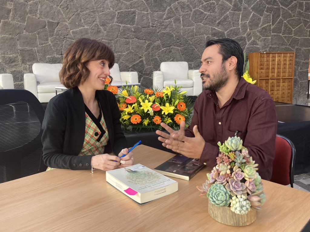 manuel_suarez_'s tweet photo. Explicándole a @irenevalmore la existencia de la Biblioteca Nacional de Mexico e invitándola a que conozca nuestros tesoros. De verdad qué calidez y amabilidad; nadie se quedó sin firma y sin conocerla. Toda mi admiración, quedé encantado de conocer a una persona tan generosa. https://t.co/vBzNYxFgIV