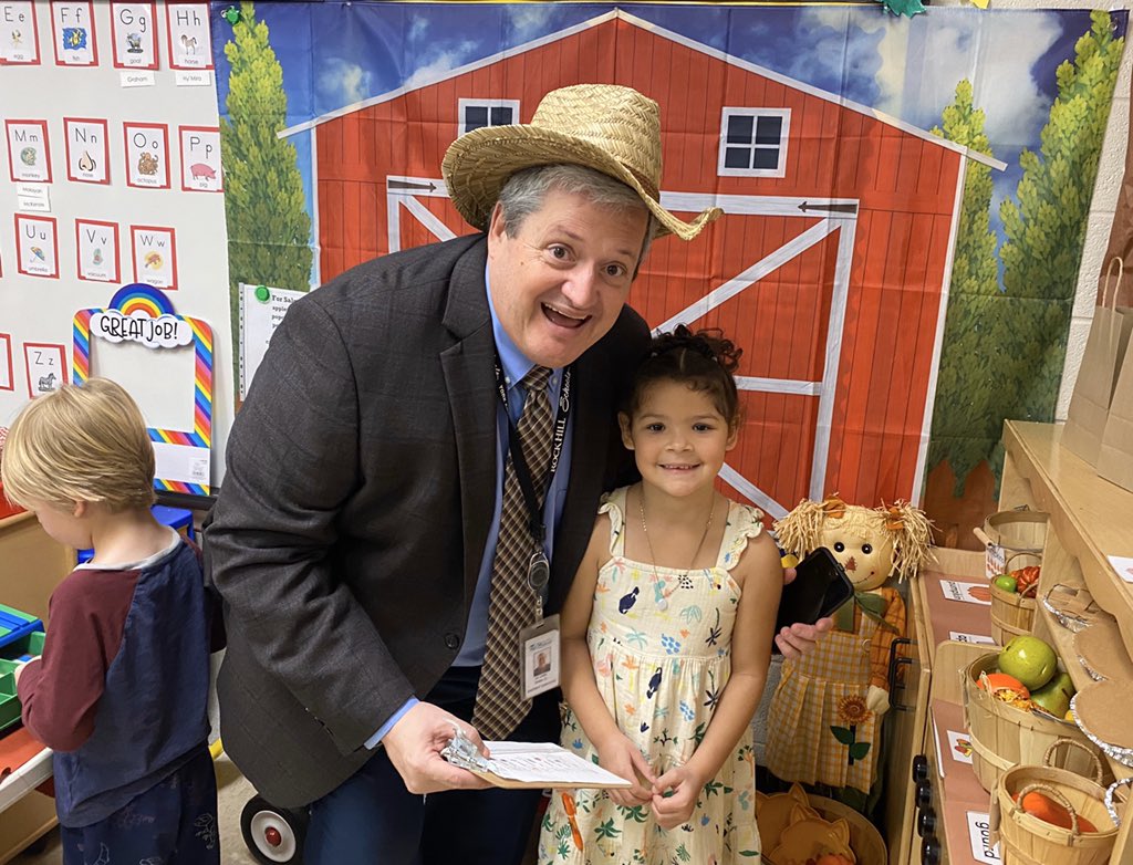 Sometimes a trip to the Farmers Market makes the day even a bit better. Magical day in Ms. Knox’s classrom....thanks @lesleylking @RockHillSchools