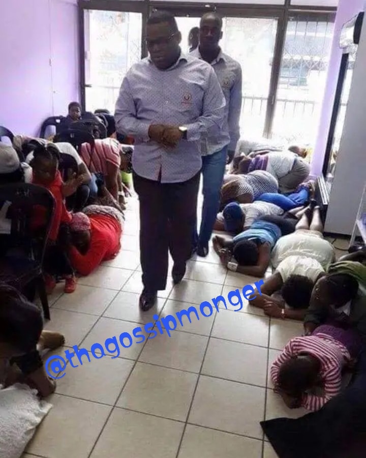 thagossipmonger's tweet photo. Not a robbery scene oo ... Just a pastor arriving la 😂😂😂Eeiii koo bibinii 😉So hu kes Africa ?😥😥😥
This Continent ankasa wahu🤔🤔🤔Who discovered am saf? 😭
#AfricaIsAshithole
#fixyourmindset
#FixAfrica
#SelfishLeaders
#AfricaMustGrow
#ButGhanaBeVillage
@thagossipmonger https://t.co/pbcBMB77IT