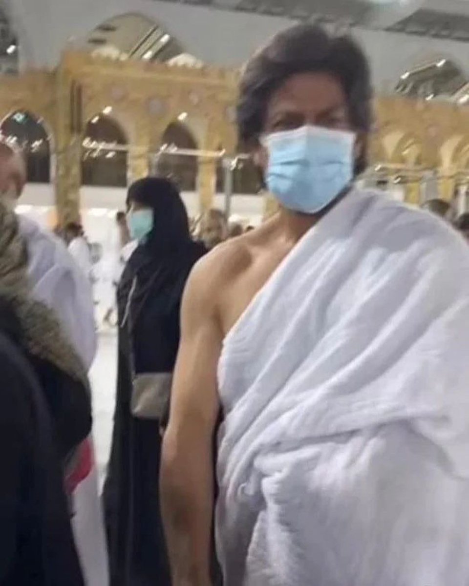 iamsohel_555's tweet photo. Latest #ShahRukhKhan spotted in makkah medina while performing Umrah... ❤
. 
. 
. 
. 
#ShahRukhKhan #SRK𓃵 #Umrah #SaudiArabia https://t.co/29ah0uHMfY