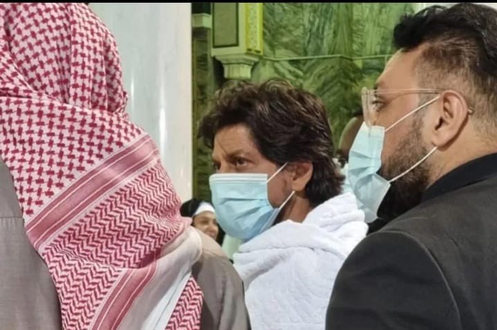 iamsohel_555's tweet photo. Latest #ShahRukhKhan spotted in makkah medina while performing Umrah... ❤
. 
. 
. 
. 
#ShahRukhKhan #SRK𓃵 #Umrah #SaudiArabia https://t.co/29ah0uHMfY
