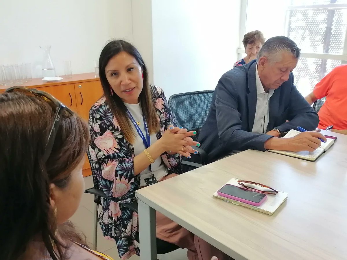 ServiuMaule's tweet photo. 🤝🏽 Nuestra directora @Nebenka_ Donoso y  alcalde Enrique Olivares comprometieron asesoría a dirigentes de proyectos habitacionales Cuatro Bocas, Renacer y Juventud 2000 de Rauco, para cambiar de constructora y acelerar el inicio de sus obras
#DS49
#PlanEmergenciaHabitacional https://t.co/KB28UZw9K5