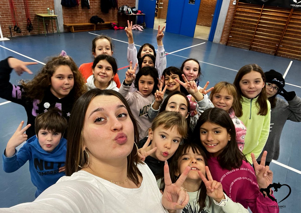 as_ilovedance's tweet photo. 👉 No puede faltar nuestro grupo de Martes y Jueves (17.35-18.25 h.), que tienen una coreografía maravillosa para el próximo 11 de diciembre en nuestro festival, 'Christmas Dance Festival 2022' 🎄❄️ 

¡Estamos deseando veros encima del escenario! https://t.co/muRBBfAfaM