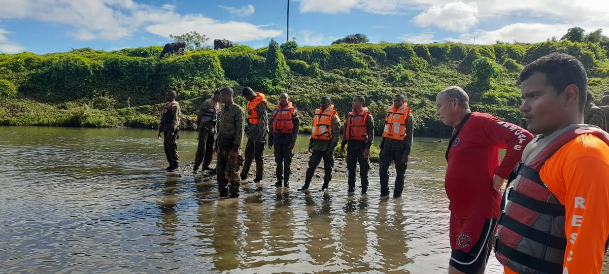 DefensaCivilRD's tweet photo. Personal de #SalvamentoAcuatico, de la #DefensaCivilRD estuvo a cargo de la instrucción sobre la “Fase Anfibia” al personal del curso HATERO de la 6ta. del @EjercitoRD 

Las instrucciones se realizaron en aguas del #RioSoco #SanPedroDeMacoris https://t.co/noeyucnkqX