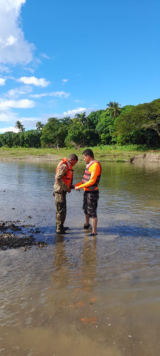 DefensaCivilRD's tweet photo. Personal de #SalvamentoAcuatico, de la #DefensaCivilRD estuvo a cargo de la instrucción sobre la “Fase Anfibia” al personal del curso HATERO de la 6ta. del @EjercitoRD 

Las instrucciones se realizaron en aguas del #RioSoco #SanPedroDeMacoris https://t.co/noeyucnkqX