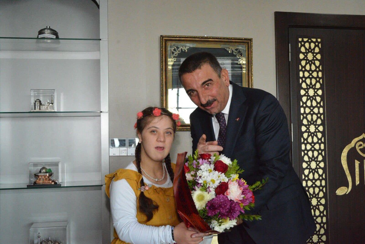 3 Aralık Dünya Engelliler Günü Kapsamında #Siirt BeyazAy Derneği  Yönetim Kurulu Valimiz Sn Osman HACIBEKTAŞOĞLUNU Makamında ziyaret etti
Özel Bireyimiz Şeyma Şen’e yoğun ilgi gösteren Valimiz günün anısına   Koltuğunu devretti. İlgi ve alakası İçin Sn Valimize teşekkür ederiz.